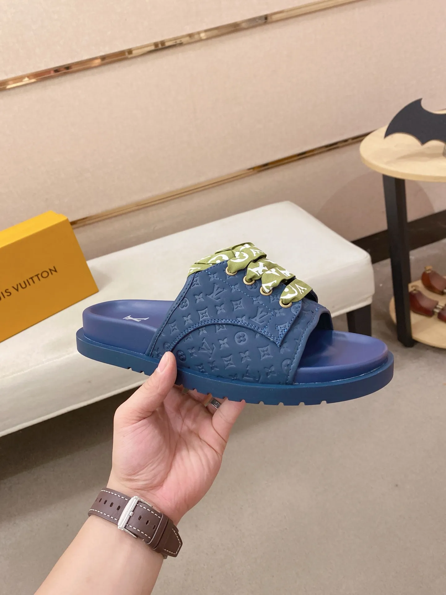 Men's shoes 💰: 340💰Made by LV🔍Top purchasing agents. Men's spring and summer slippers are available at the same counter. The uppers are imported cowhide from Italy, with logo graphics and high-quality craftsmanship. Soles: original soles specially provided by the original factory. Exclusive movable molded soles are super comfortable. Original goods follow orders. 🔍🔍High quality. You can enter and exit the counter at will. Welcome to compare. Size 38-44.